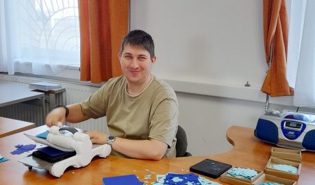 Kézműves foglalkozással segített a Győri Karitász az autizmussal élőkért