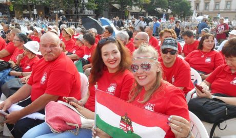 Győri Karitász-önkéntesek a Szent Jobb-körmeneten