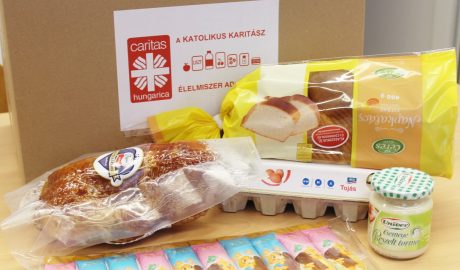 Húsvéti élelmiszercsomagot ajándékoz a Győri Egyházmegyei Karitász